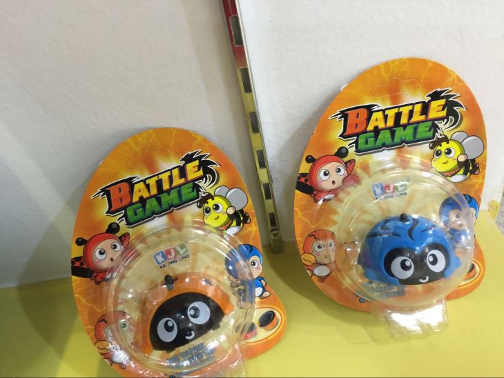 Pull Back Bug Car With Spinning Top Capsule Toy Vending Machine 8